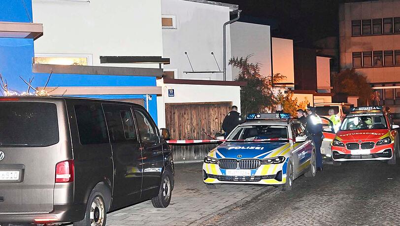 Polizeibeamte sichern Spuren vor einem Reihenhaus in der Pistorinistra&szlig;e in M&uuml;nchen-Untergiesing, wo am Samstagabend eine 75-j&auml;hrige Frau t&ouml;dlich verletzt aufgefunden wurde.