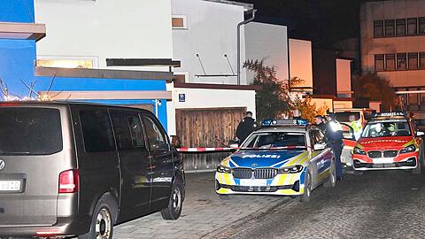 Polizeibeamte sichern Spuren vor einem Reihenhaus in der Pistorinistra&szlig;e in M&uuml;nchen-Untergiesing, wo am Samstagabend eine 75-j&auml;hrige Frau t&ouml;dlich verletzt aufgefunden wurde.