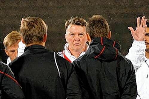 Der Chef referiert, die Spieler hören andächtig zu: Trainer Louis van Gaal bei einer Trainingsbesprechung.