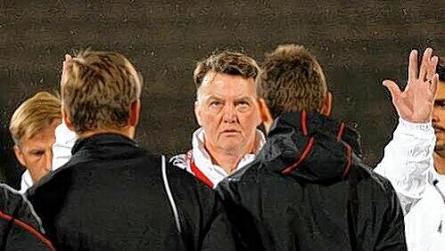 Der Chef referiert, die Spieler hören andächtig zu: Trainer Louis van Gaal bei einer Trainingsbesprechung. Der Chef referiert, die Spieler hören andächtig zu: Trainer Louis van Gaal bei einer Trainingsbesprechung.