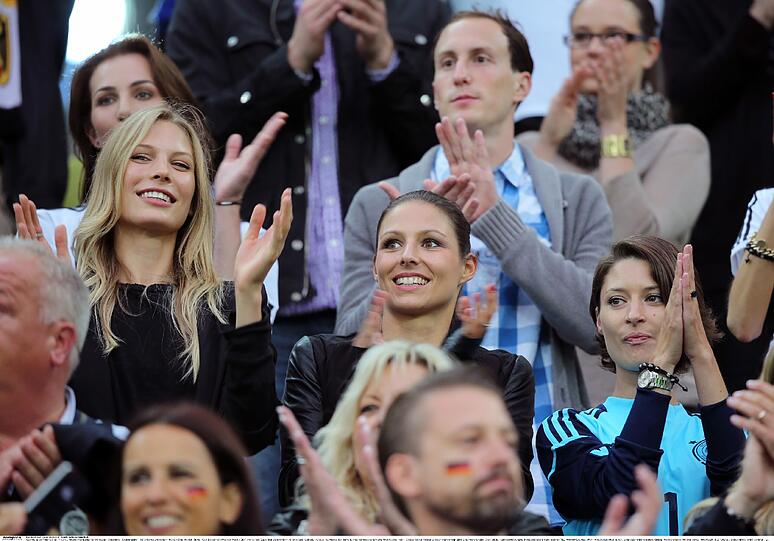 Sarah Brandner, Silvia Meichel und im Torwartrikot Kathrin, die Freundin von Manuel Neuer.