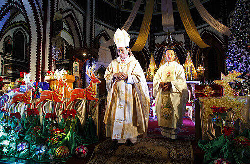Die Priester in Burma freuen sich über Rudolph, das Rentier mit der roten Nase.