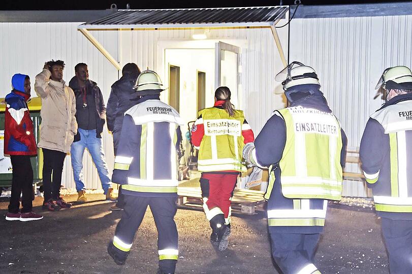 Zwei Personen erlitten bei einem Brand in einem Containerlager in Holzkirchen eine Rauchvergiftung.