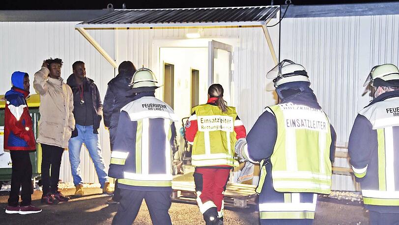 Zwei Personen erlitten bei einem Brand in einem Containerlager in Holzkirchen eine Rauchvergiftung. Zwei Personen erlitten bei einem Brand in einem Containerlager in Holzkirchen eine Rauchvergiftung.
