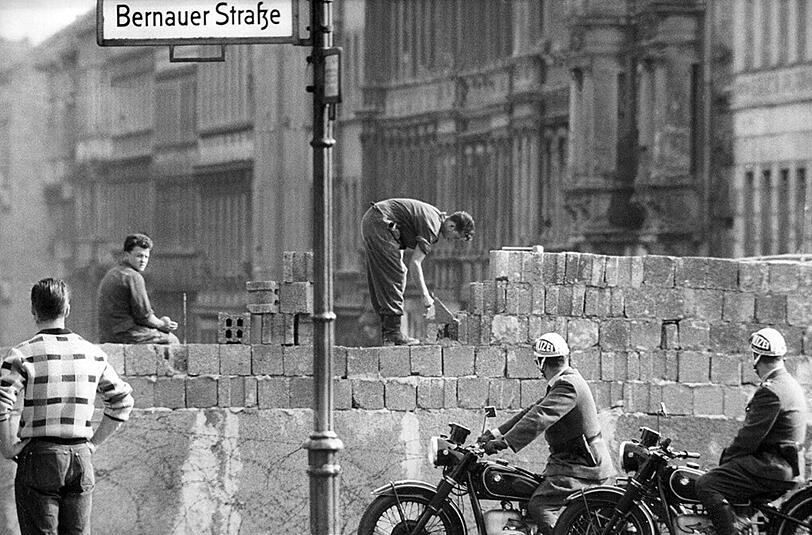 Arbeiter erhöhen im August 1961 die Sektorensperre an der Bernauer Straße in Berlin.