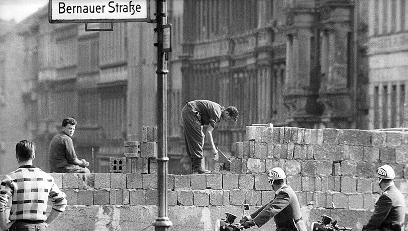 Arbeiter erhöhen im August 1961 die Sektorensperre an der Bernauer Straße in Berlin. Arbeiter erhöhen im August 1961 die Sektorensperre an der Bernauer Straße in Berlin.