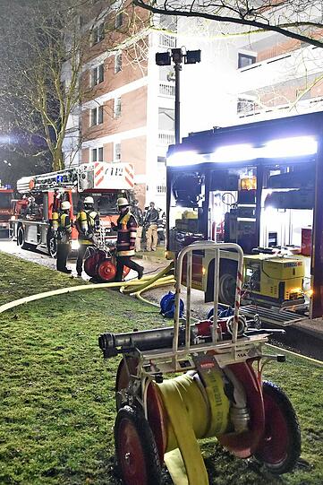 In einem neungeschossigen Wohnblock im Stadtteil Forstenried musste die Feuerwehr in der Nacht einen ausgedehnten Kellerbrand löschen. Ein Mann
erlitt eine Rauchgasvergiftung und wurde zur Behandlung in ein Krankenhaus gebracht.