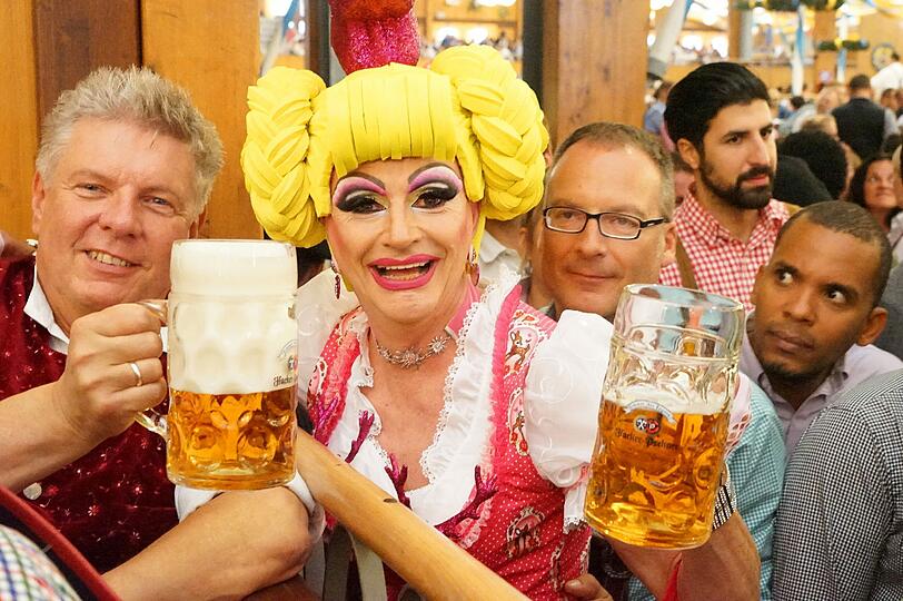 Der erste Wiesn-Sonntag in der Bräurosl gehört ganz den Schwulen und Lesben. Mitten drin bei der bunten Party: OB Dieter Reiter. Wie wild gestern Abend gefeiert wurde, sehen Sie in unserer Bildergalerie.
