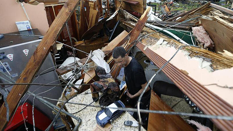 Gregory Rugon in den Resten seines Hauses. In den Trümmern sucht er nach Gegenständen, die der Tornado verschont hat.