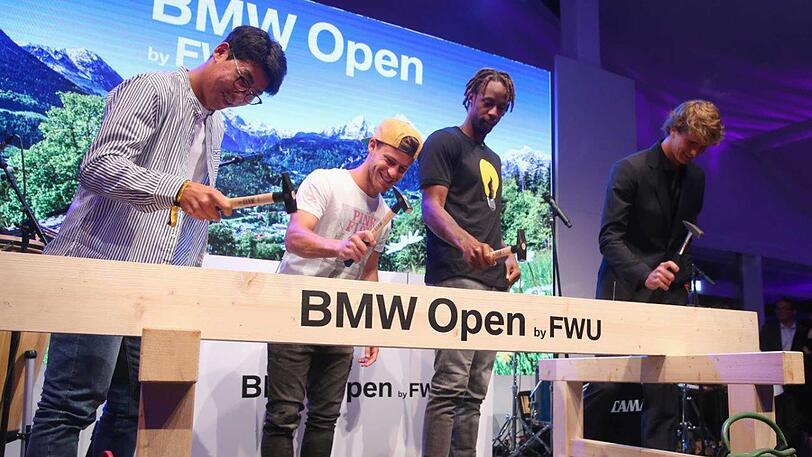 Die Tennis-Stars beim "Nageln".