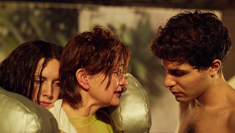 Julia Riedler, Annette Paulmann und Benjamin Radjaipour in "Yung Faust". Julia Riedler, Annette Paulmann und Benjamin Radjaipour in "Yung Faust".