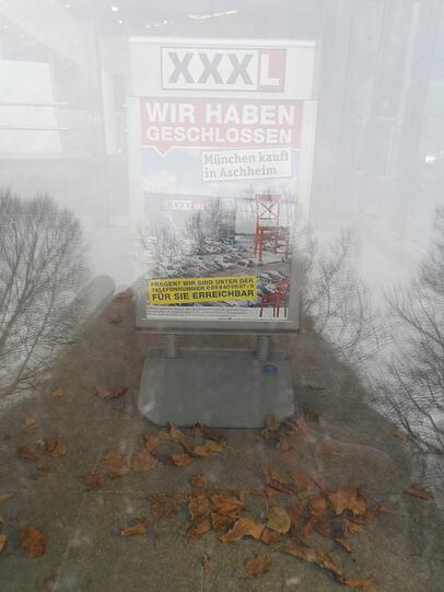 "Wir haben geschlossen": Ein Schild hängt hinter einer dreckigen Scheibe.