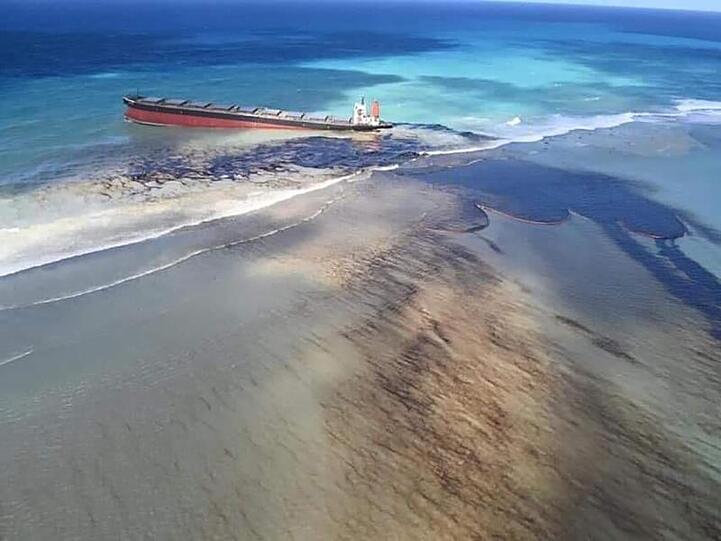 Der Frachter "Wakashio" vor der Ostküste von Mauritius im Indischen Ozean.