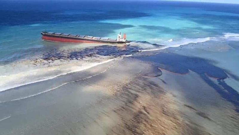 Der Frachter "Wakashio" vor der Ostküste von Mauritius im Indischen Ozean. Der Frachter "Wakashio" vor der Ostküste von Mauritius im Indischen Ozean.