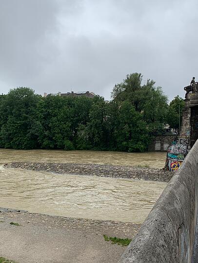 Der Pegel der Isar ist aufgrund der Regenfälle der vergangenen Tagen auf über 1,80 Meter angestiegen.