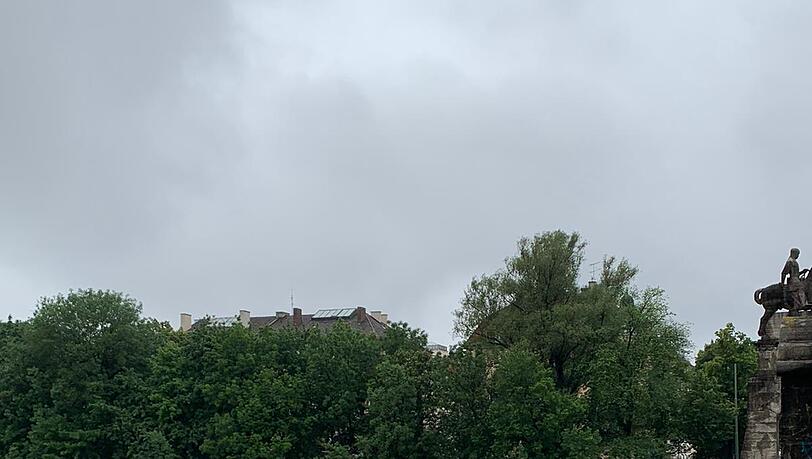 Der Pegel der Isar ist aufgrund der Regenfälle der vergangenen Tagen auf über 1,80 Meter angestiegen. Der Pegel der Isar ist aufgrund der Regenfälle der vergangenen Tagen auf über 1,80 Meter angestiegen.