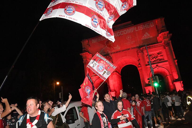 Die Freude bei den Bayern-Fans kennt nach dem Triple-Sieg keine Grenzen - klicken Sie sich durch die Bilder von der Party in der Landeshauptstadt.