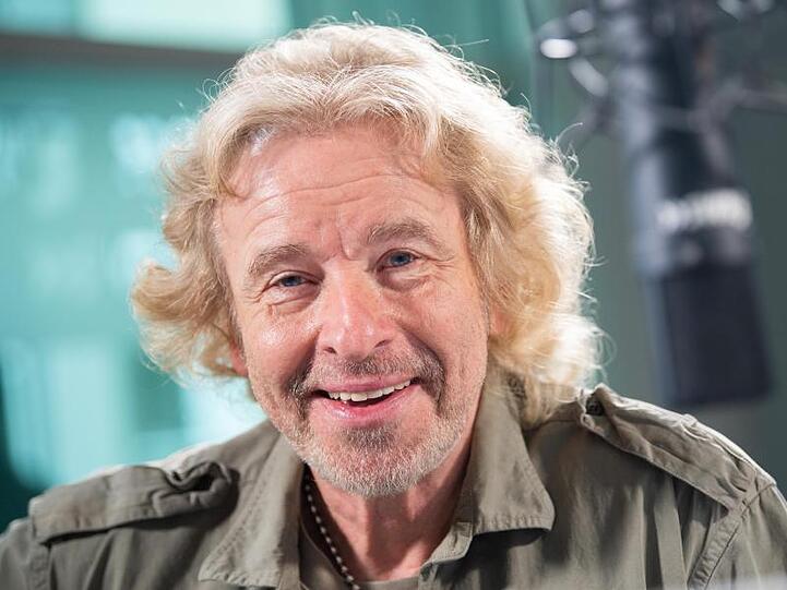 "Ich hätte ja nie im Leben eine Kamera in mein Wohnzimmer gelassen. Aber es sind verrückte Zeiten", sagt Thomas Gottschalk.
