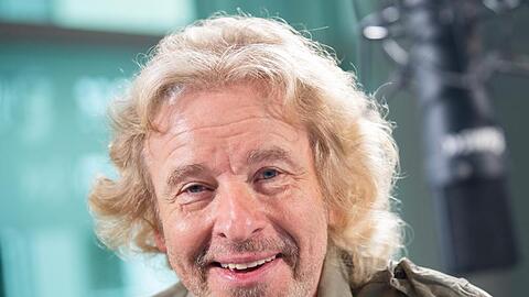 "Ich hätte ja nie im Leben eine Kamera in mein Wohnzimmer gelassen. Aber es sind verrückte Zeiten", sagt Thomas Gottschalk.