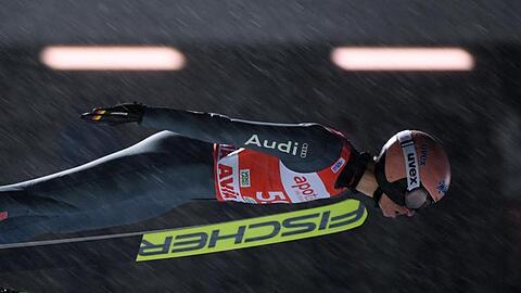 Ist mit Deutschlands Skispringern in Klingenthal gefordert: Karl Geiger.