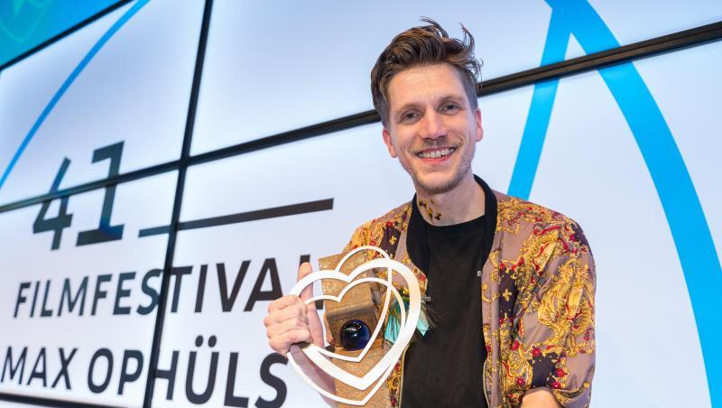 Der Regisseur Johannes Maria Schmit zeigt seinen Preis, den er für den Film "Neubau" erhielt. Der Regisseur Johannes Maria Schmit zeigt seinen Preis, den er für den Film "Neubau" erhielt.