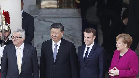 EU-Kommissionspräsident Juncker, Chinas Staatschef Xi, Frankreichs Präsident Macron und Bundeskanzlerin Merkel vor dem Elysee-Palast in Paris.