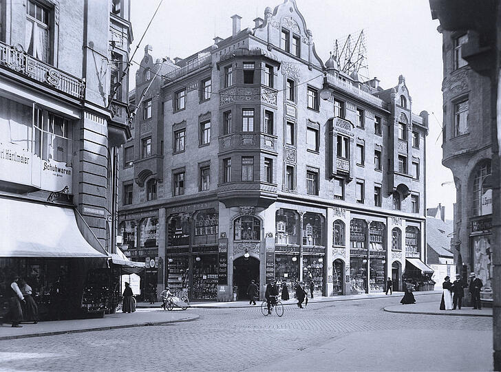 1906: An der Ecke Rosental/Oberanger ist das Kaufhaus August Frank (später Uhlfelder) mit prägnanter Schaufensterfront zu sehen.