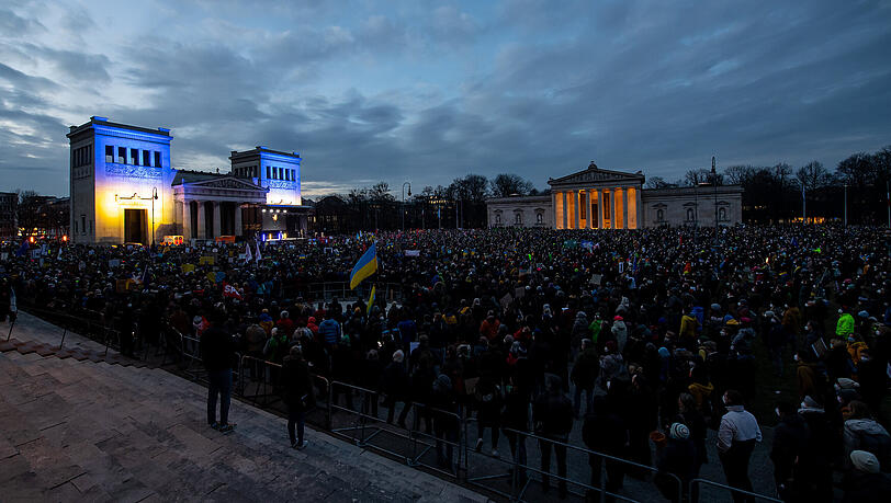 Demonstranten protestieren auf dem Königsplatz unter dem Motto "Frieden in Europa, Solidarität mit der Ukraine" gegen den Krieg in der Ukraine. Demonstranten protestieren auf dem Königsplatz unter dem Motto "Frieden in Europa, Solidarität mit der Ukraine" gegen den Krieg in der Ukraine.