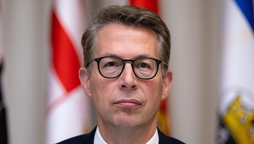 Bayerns Wissenschaftsminister Markus Blume nimmt an einer Pressekonferenz teil.