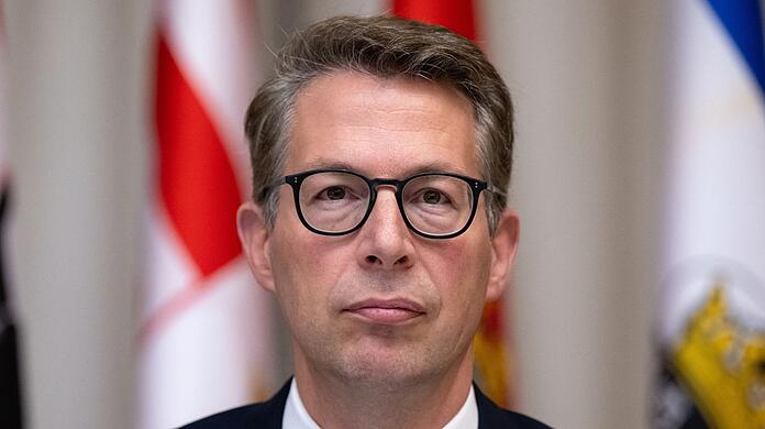 Bayerns Wissenschaftsminister Markus Blume nimmt an einer Pressekonferenz teil.