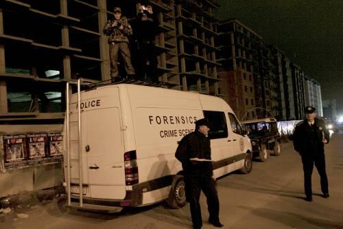 Kosovarische Polizisten in Pristina sichern nach der Explosion am 14. November den Tatort.