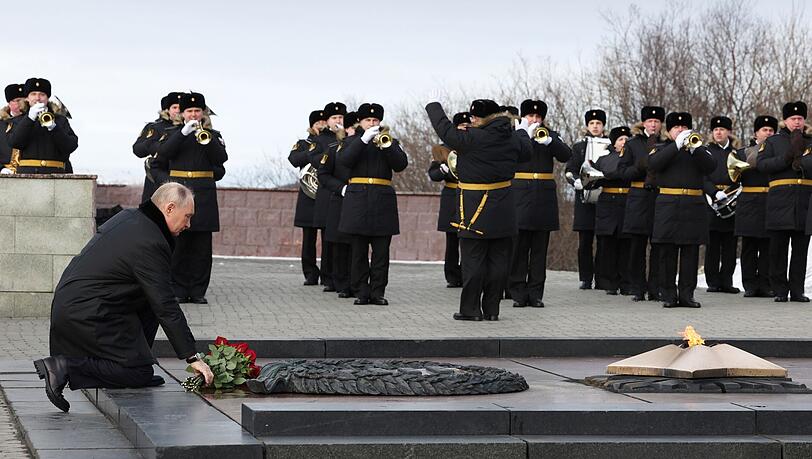 Putin - hier bei der Kranzniederlegung an einem Denkmal für gefallene Weltkriegssoldaten in Murmansk - sieht sich im Krieg gegen die Ukraine auf der Siegerstraße.