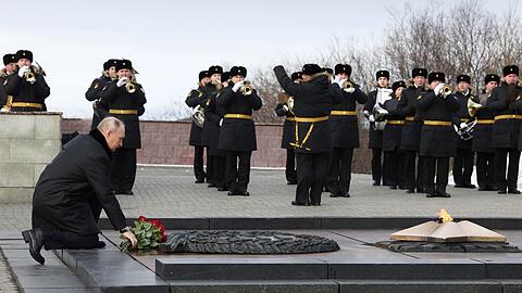 Putin - hier bei der Kranzniederlegung an einem Denkmal für gefallene Weltkriegssoldaten in Murmansk - sieht sich im Krieg gegen die Ukraine auf der Siegerstraße.
