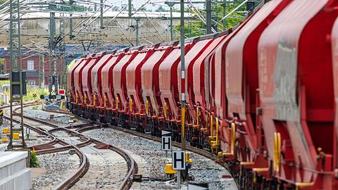 Die Bahn-Tochter DB Cargo bietet zus&auml;tzliche G&uuml;tertransporte an. (Archivbild)