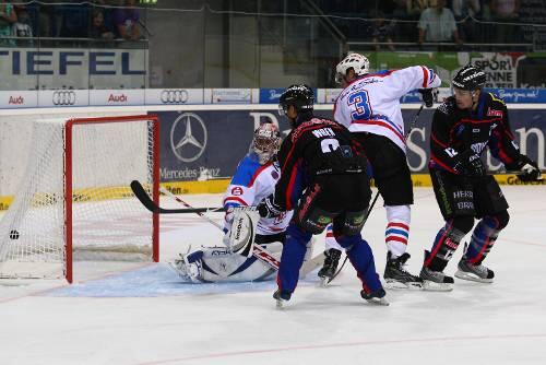 Tiger-Torhüter Adam Svoboda und Verteidiger Paul Albers (Zweiter von rechts) sind machtlos: Bob Wren (links) trifft beim 3:1 für Ingolstadt.