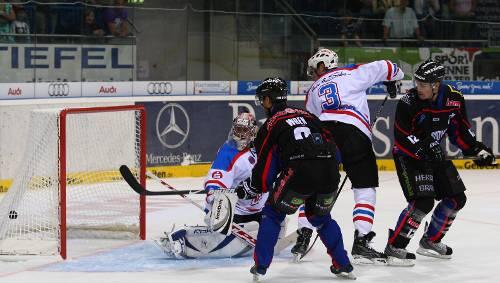 Tiger-Torhüter Adam Svoboda und Verteidiger Paul Albers (Zweiter von rechts) sind machtlos: Bob Wren (links) trifft beim 3:1 für Ingolstadt. Tiger-Torhüter Adam Svoboda und Verteidiger Paul Albers (Zweiter von rechts) sind machtlos: Bob Wren (links) trifft beim 3:1 für Ingolstadt.