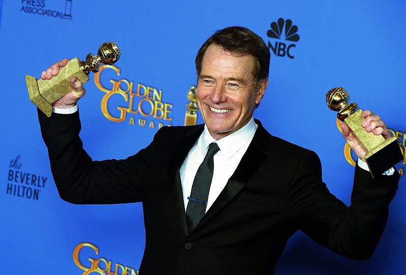 Schauspieler Bryan Cranston ("Malcolm Mittndrin") präsentiert stolz seinen Golden Globe als bester Seriendarsteller in der Kategorie Drama. Die zweite Trophäe ging an die Serie als Ganzes in der Kategorie Fernsehserie/Drama.