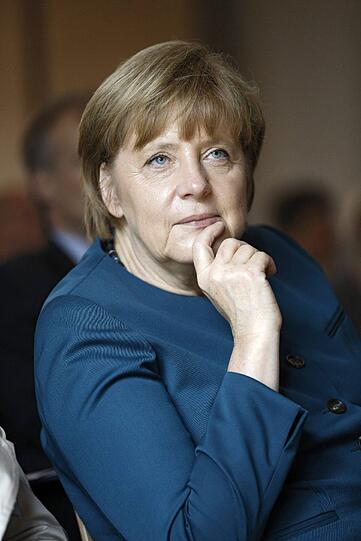 Geburtstag: Angela Merkel wird 60 Jahre alt! Hier gibt's die kultigsten Merkel-Fotos zum Durchklicken...