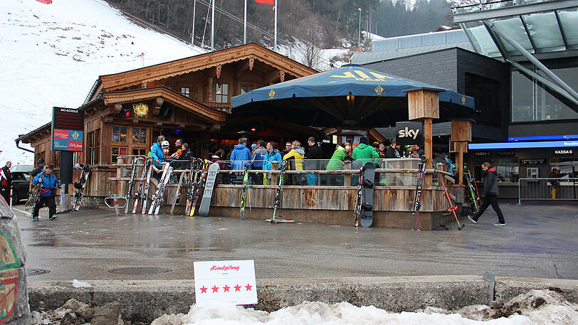Apres-Ski-Level: Die Auswahl ist riesig. Egal ob oben in der Mitte oder unten. An diesem Berg gibt's überall Platz für die Apres-Party &ndash; 5 Sterne.