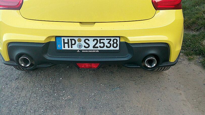 Die Heckschürze samt Diffusor und zwei Auspuff-Endrohren gehört zum Serien-Outfit des Swift Sport.