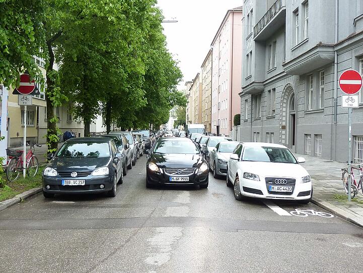 Was soll das? Der Hinweis auf die Radspur in dieser schmalen Einbahnstraße liegt direkt unter dem legalen Parkstreifen.