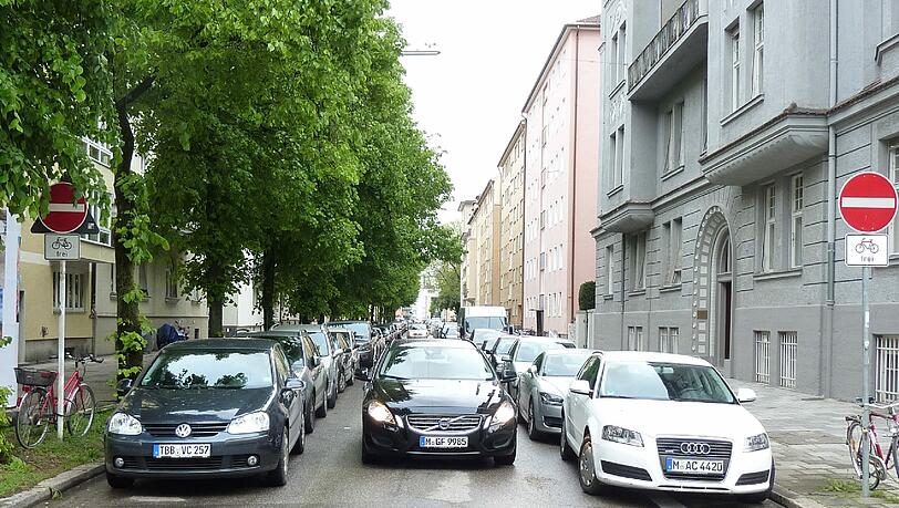 Was soll das? Der Hinweis auf die Radspur in dieser schmalen Einbahnstraße liegt direkt unter dem legalen Parkstreifen. Was soll das? Der Hinweis auf die Radspur in dieser schmalen Einbahnstraße liegt direkt unter dem legalen Parkstreifen.