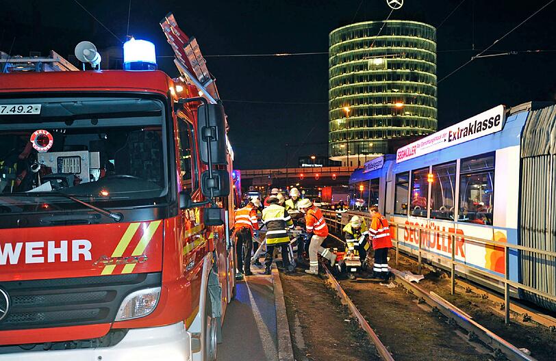 Um den Verletzten zu bergen muss die Feuerwehr schweres Gerät einsetzen.