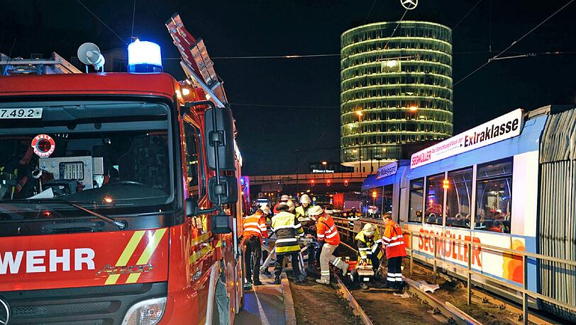 Um den Verletzten zu bergen muss die Feuerwehr schweres Gerät einsetzen. Um den Verletzten zu bergen muss die Feuerwehr schweres Gerät einsetzen.