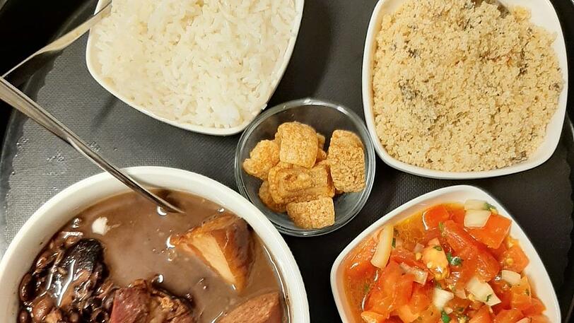Feijoada completa: das brasilianische Nationalgericht.