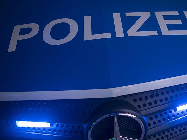 Der reflektierende Schriftzug "Polizei" ist auf einem Streifenwagen zu sehen. Foto: Jens Büttner/dpa-Zentralbild/ZB/Symbolbild