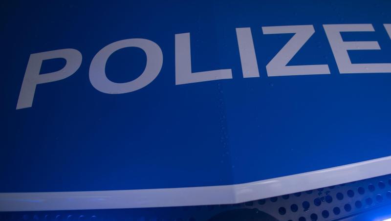 Der reflektierende Schriftzug "Polizei" ist auf einem Streifenwagen zu sehen. Foto: Jens Büttner/dpa-Zentralbild/ZB/Symbolbild Der reflektierende Schriftzug "Polizei" ist auf einem Streifenwagen zu sehen. Foto: Jens Büttner/dpa-Zentralbild/ZB/Symbolbild