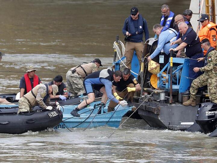 Ungarische Suchteams beim Einsatz: Sechs Tage nach dem schweren Unglück auf der Donau bemühen sich Einsatzkräfte weiter um die Bergung des Wracks.