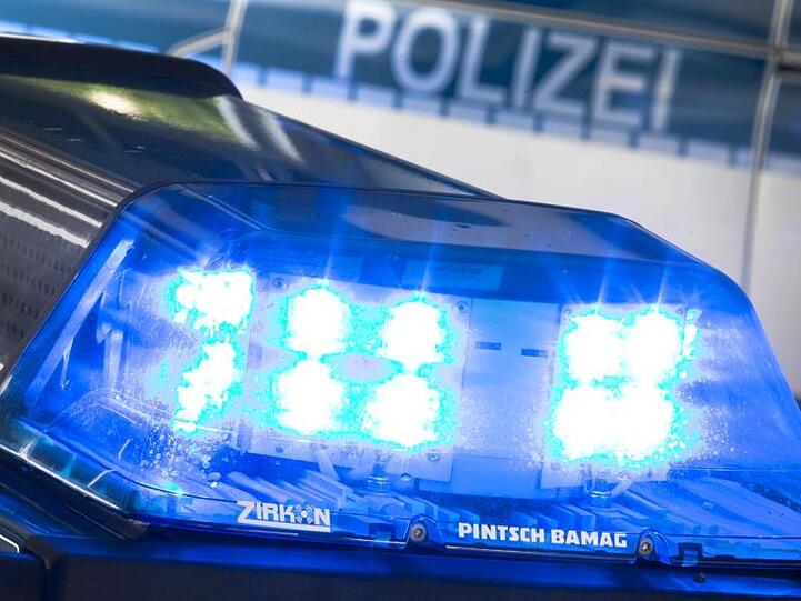 Ein Blaulicht leuchtet am auf dem Dach eines Polizeiwagens. Foto: Friso Gentsch/dpa/Archivbild
