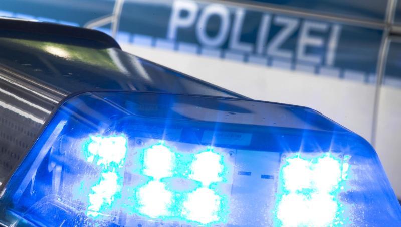 Ein Blaulicht leuchtet am auf dem Dach eines Polizeiwagens. Foto: Friso Gentsch/dpa/Archivbild Ein Blaulicht leuchtet am auf dem Dach eines Polizeiwagens. Foto: Friso Gentsch/dpa/Archivbild